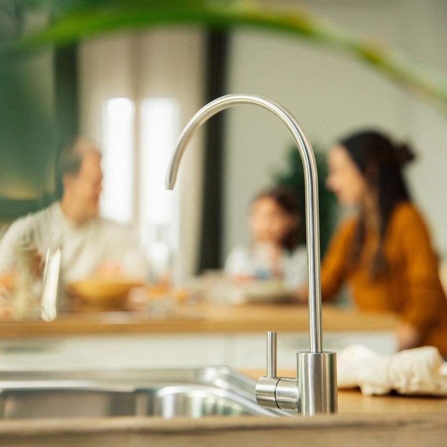 Grifo BRITA mypure RO en una cocina familiar